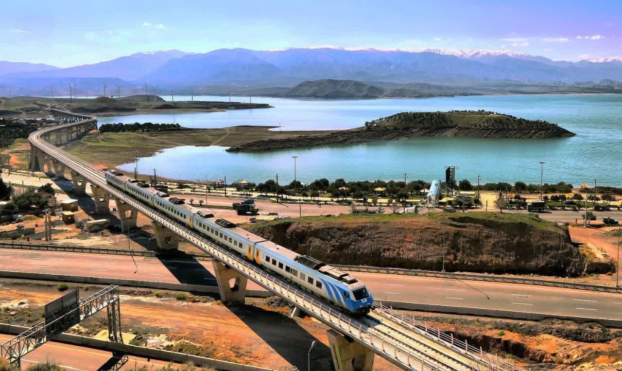 سوت نخستین قطار گردشگری گیلان به صدا درمیآید